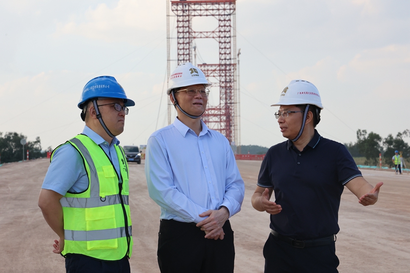 周善雄（中）在武忻高速建設現(xiàn)場調研.jpg